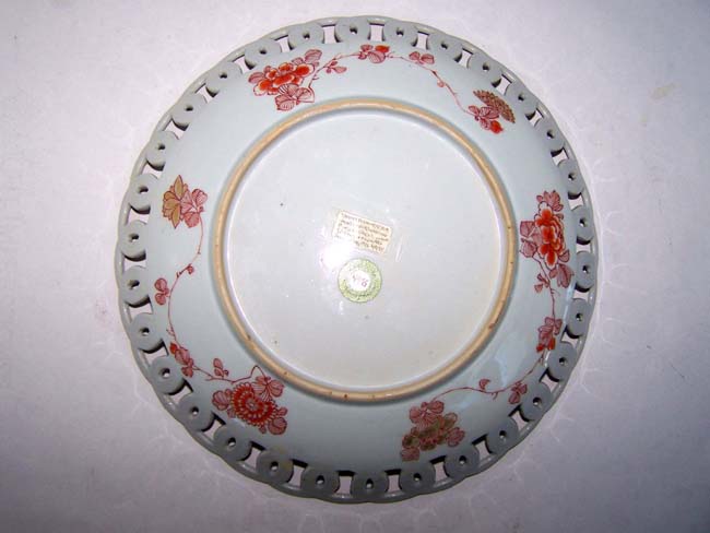 A fine 18th century Chinese Export Porcelain Imari Reticulated Saucer Dish circa 1725 — image 3